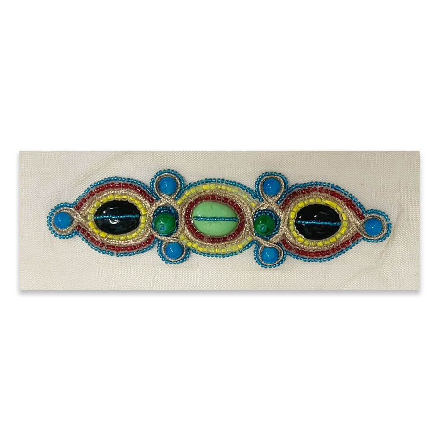 Aplicación textil artesanal con abalorios y cuentas bordadas