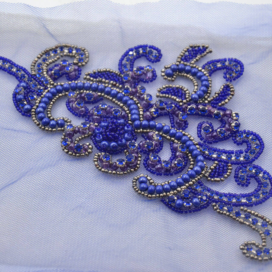 Aplicación textil con abalorios y lentejuelas
