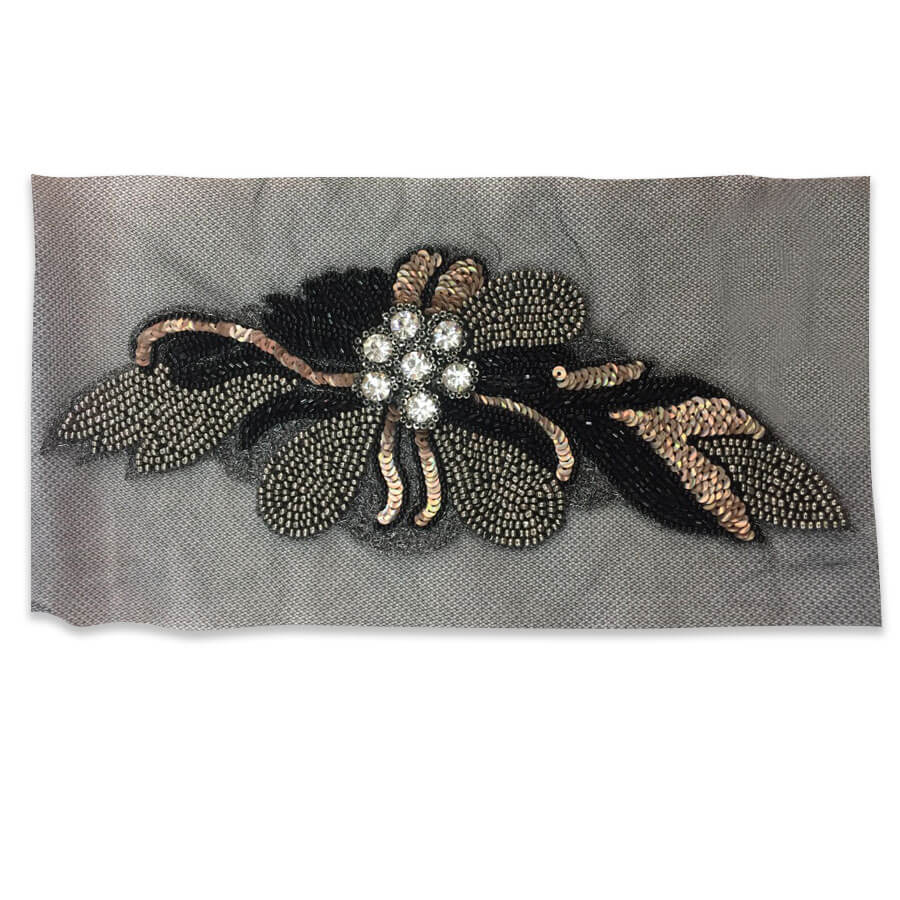Aplique bordado floral sobre tul