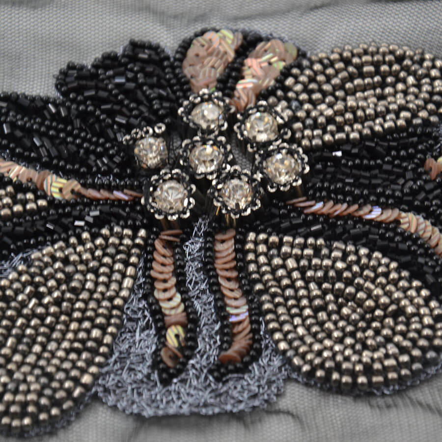 Aplique negro con cristales brillantes