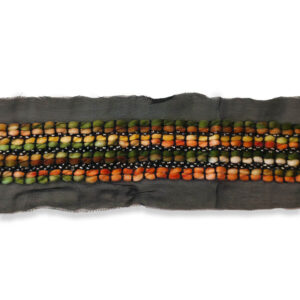 Galón de lana multicolor sobre tul negro