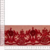 Galón de pedrería floral rojo sobre tul decorativo