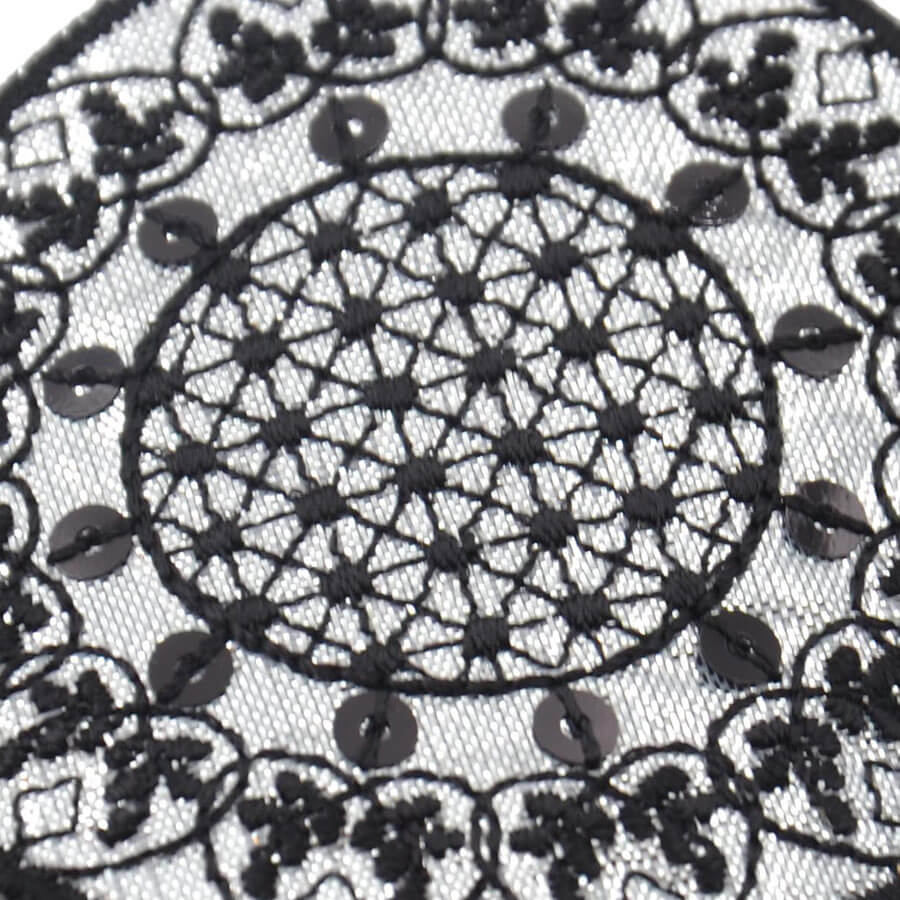 Aplique redondo con diseño ornamental en blanco y negro