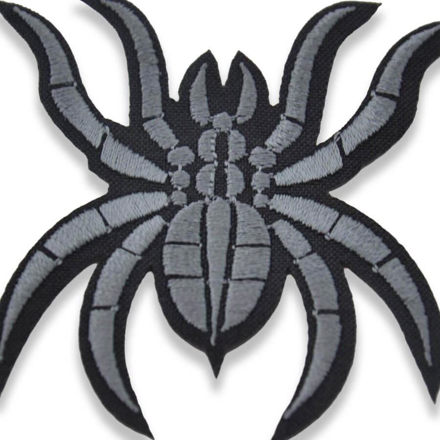 Aplique bordado de araña en tonos gris y negro