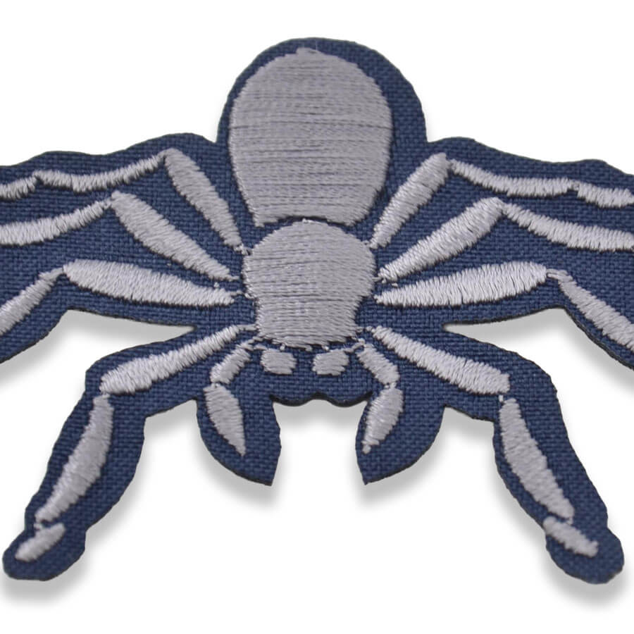 Aplique bordado de araña en gris y negro