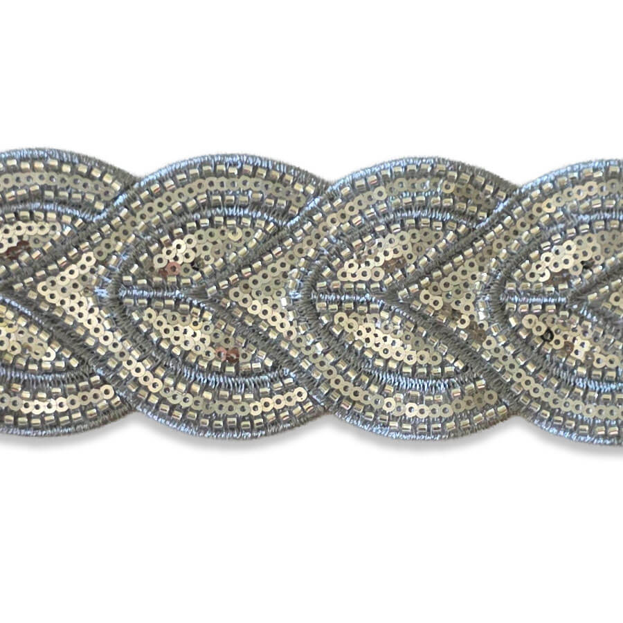 Galón de lentejuelas plata con dibujo ornamental entrelazado
