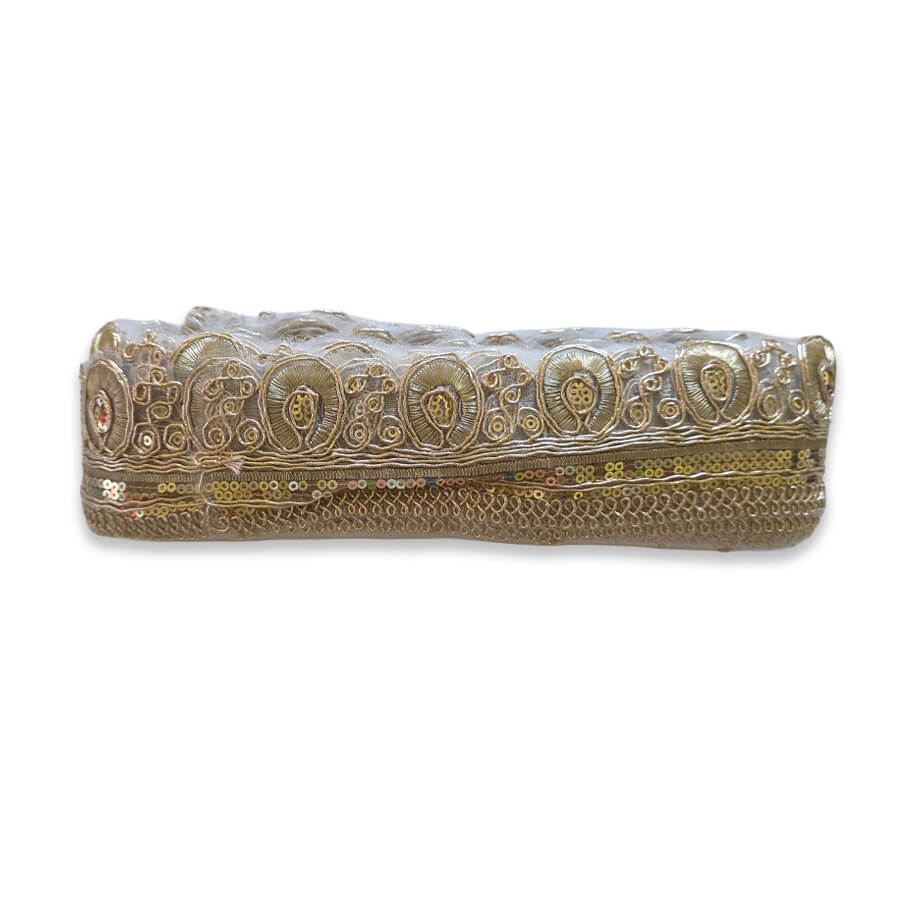 Galón ornamental con motivos bordados y lentejuelas